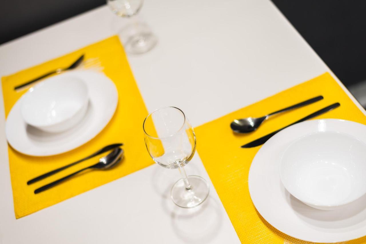 Black & Yellow Centrally Located Studio Novi Sad Exterior photo